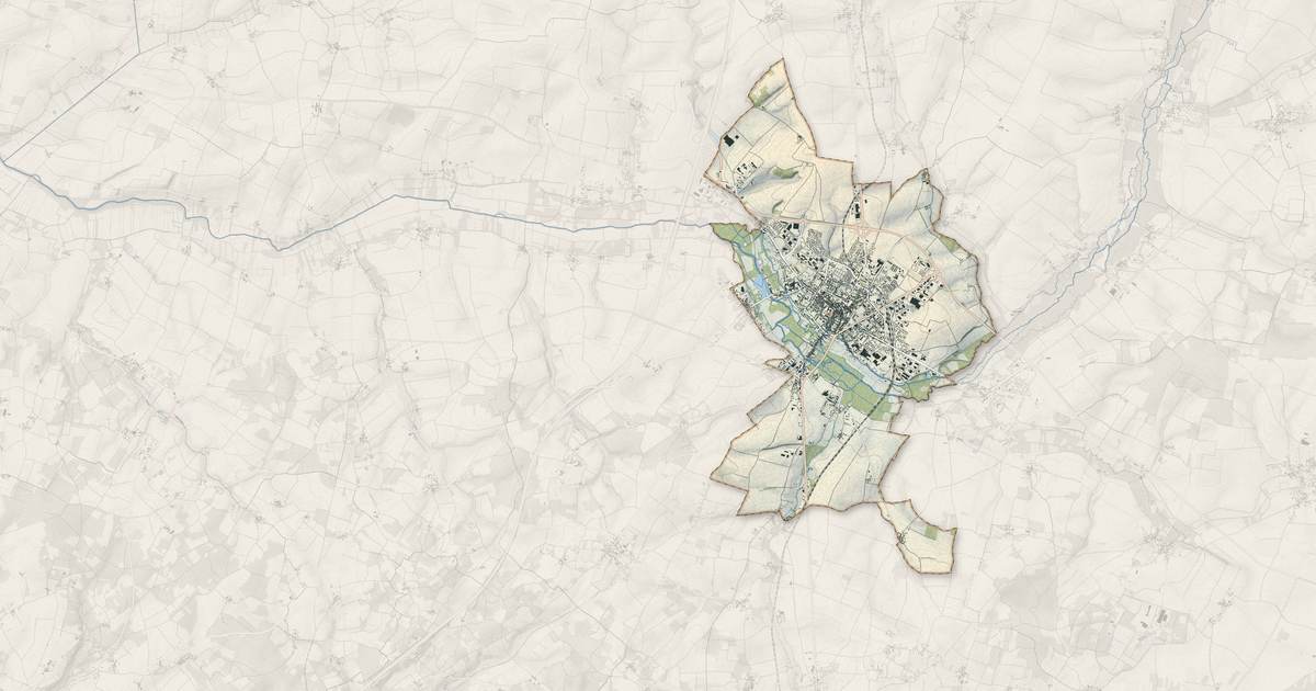 Portrait cartographique de Saint-Jean-d'Angély : relief, eau, forêts, bâti et voies, calculés à partir des données de l'IGN
