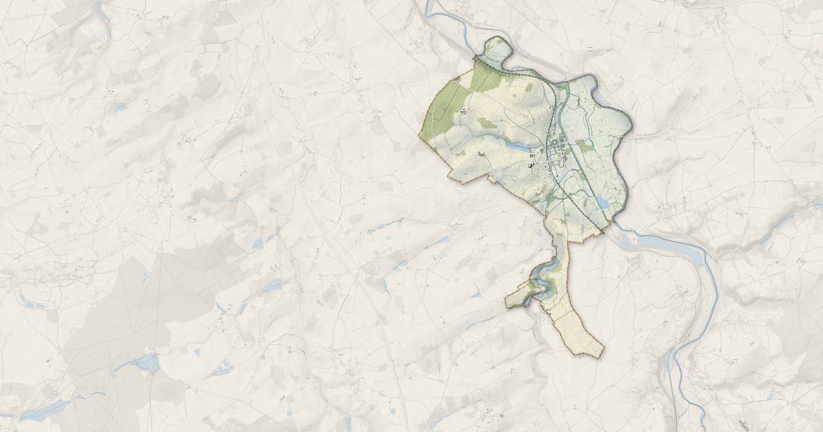 Portrait cartographique de Ainay-le-Vieil : relief, eau, forêts, bâti et voies, calculés à partir des données de l'IGN