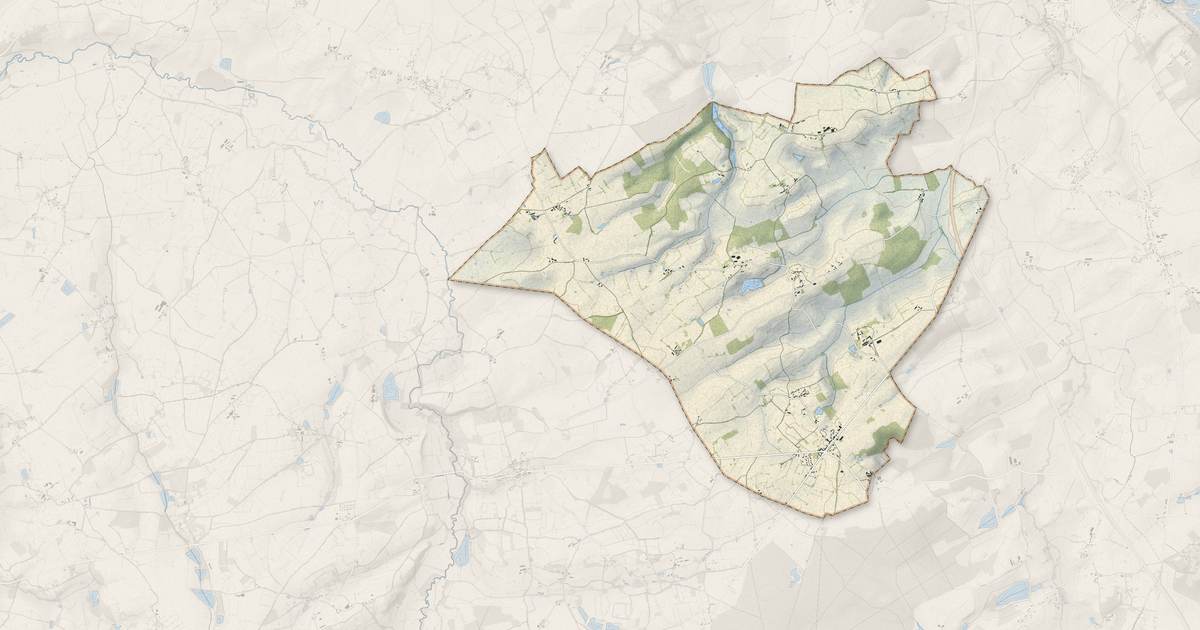 Portrait cartographique de Arcomps : relief, eau, forêts, bâti et voies, calculés à partir des données de l'IGN