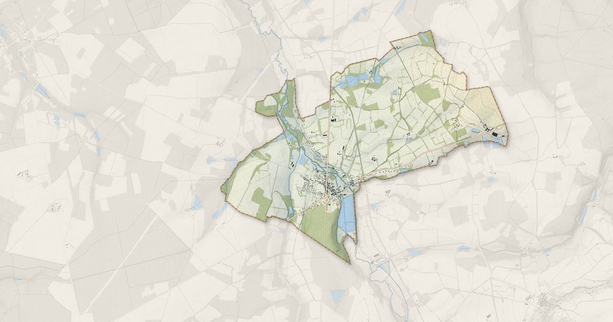 Portrait cartographique de La Chapelle-d'Angillon : relief, eau, forêts, bâti et voies, calculés à partir des données de l'IGN