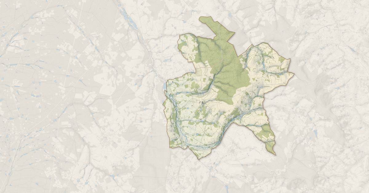 Portrait cartographique de Ivoy-le-Pré : relief, eau, forêts, bâti et voies, calculés à partir des données de l'IGN