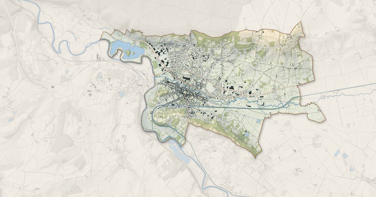 Portrait cartographique de Saint-Amand-Montrond : relief, eau, forêts, bâti et voies, calculés à partir des données de l'IGN