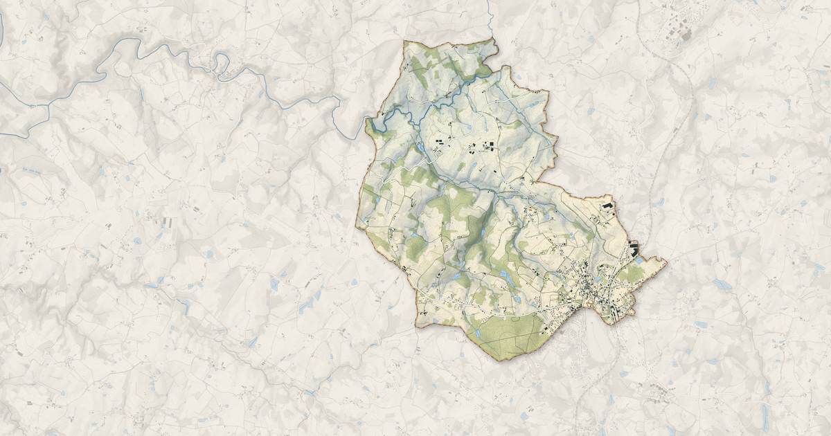 Portrait cartographique de Arnac-Pompadour : relief, eau, forêts, bâti et voies, calculés à partir des données de l'IGN