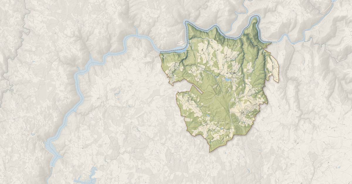 Portrait cartographique de Auriac : relief, eau, forêts, bâti et voies, calculés à partir des données de l'IGN