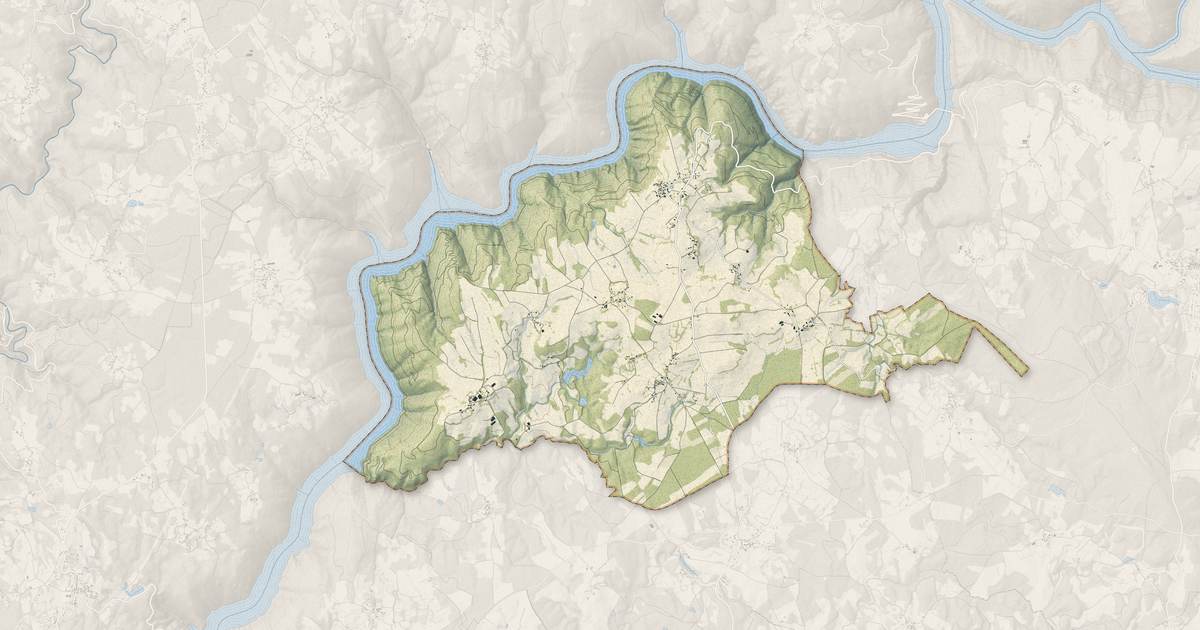 Portrait cartographique de Bassignac-le-Haut : relief, eau, forêts, bâti et voies, calculés à partir des données de l'IGN