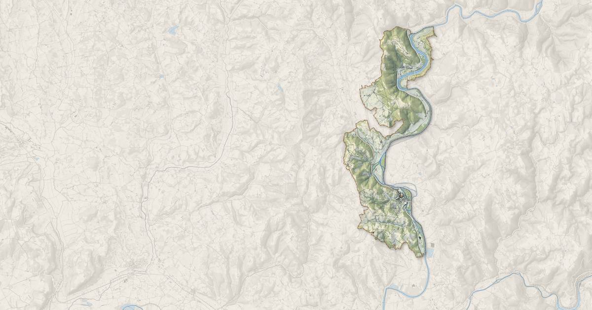 Portrait cartographique de Beaulieu-sur-Dordogne : relief, eau, forêts, bâti et voies, calculés à partir des données de l'IGN