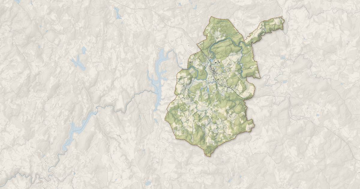 Portrait cartographique de Bugeat : relief, eau, forêts, bâti et voies, calculés à partir des données de l'IGN