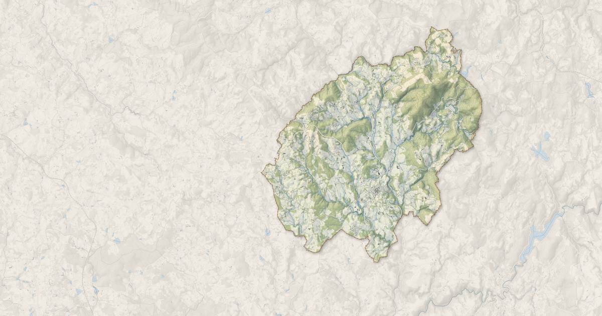 Portrait cartographique de Chamberet : relief, eau, forêts, bâti et voies, calculés à partir des données de l'IGN