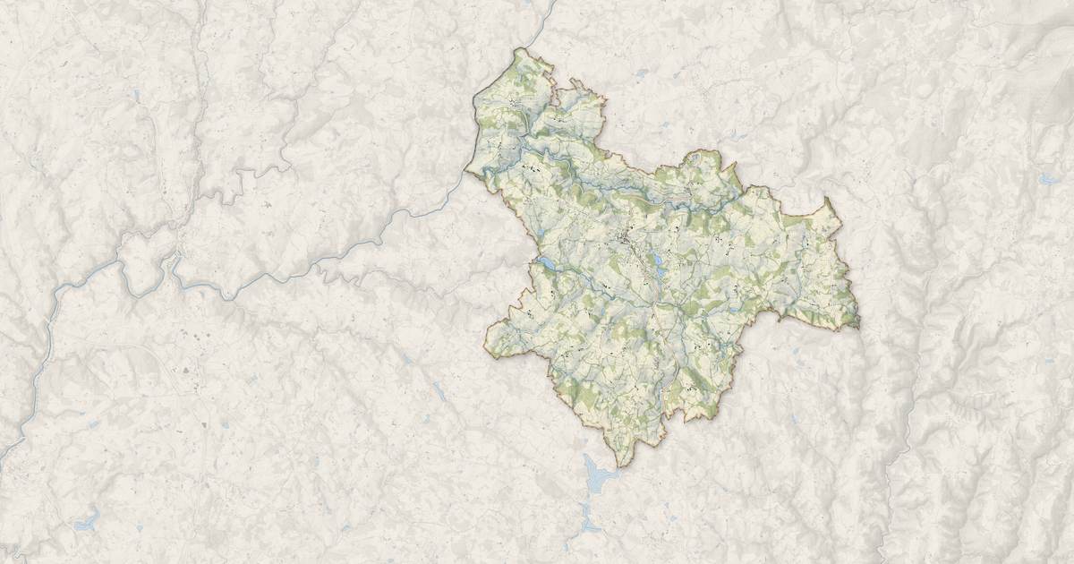 Portrait cartographique de Chamboulive : relief, eau, forêts, bâti et voies, calculés à partir des données de l'IGN