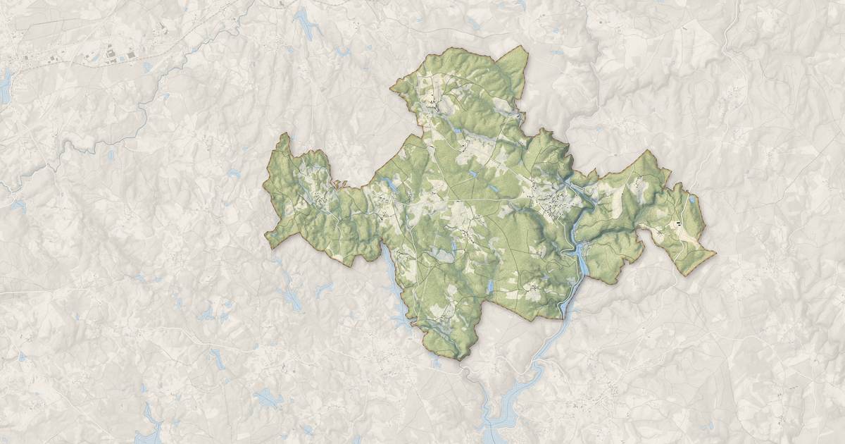 Portrait cartographique de Champagnac-la-Noaille : relief, eau, forêts, bâti et voies, calculés à partir des données de l'IGN
