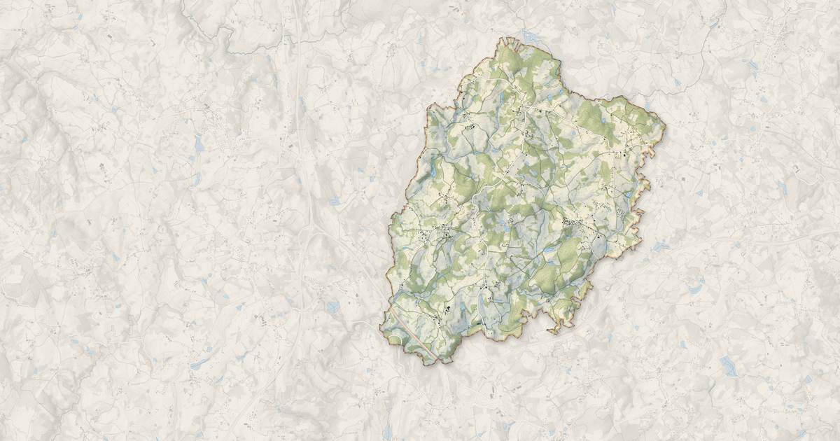Portrait cartographique de Chanteix : relief, eau, forêts, bâti et voies, calculés à partir des données de l'IGN