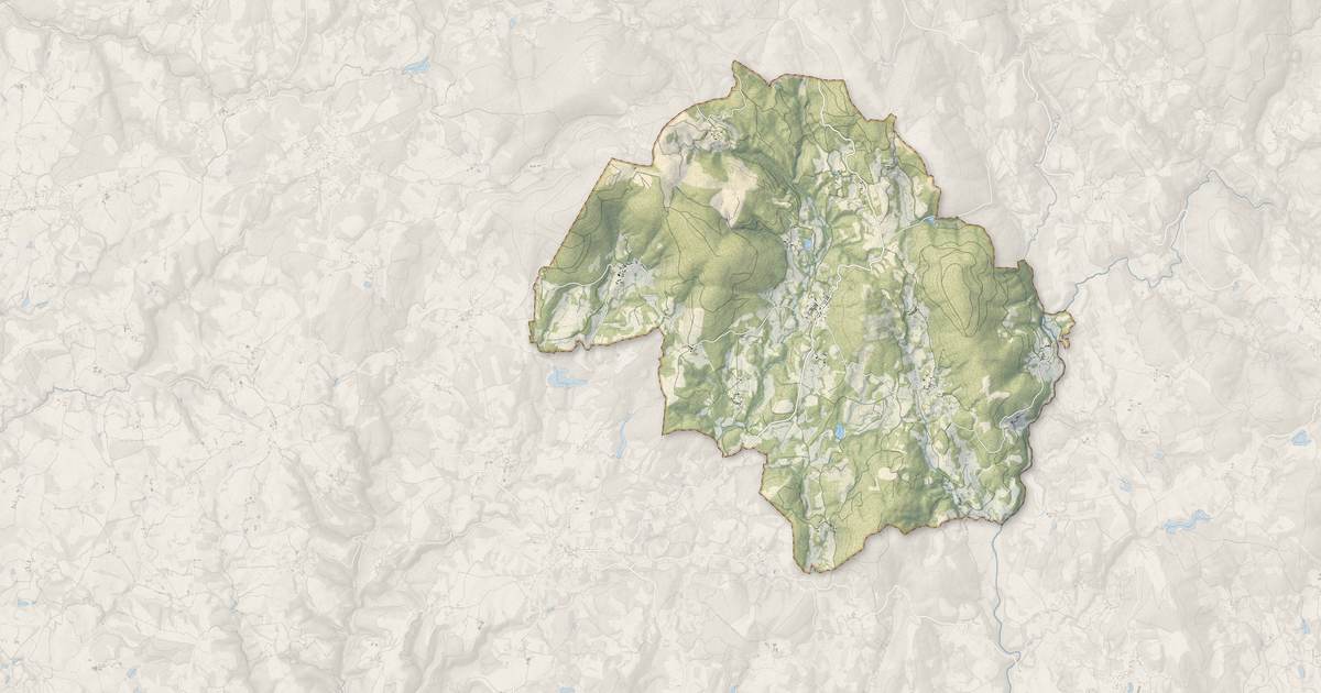 Portrait cartographique de Chaumeil : relief, eau, forêts, bâti et voies, calculés à partir des données de l'IGN
