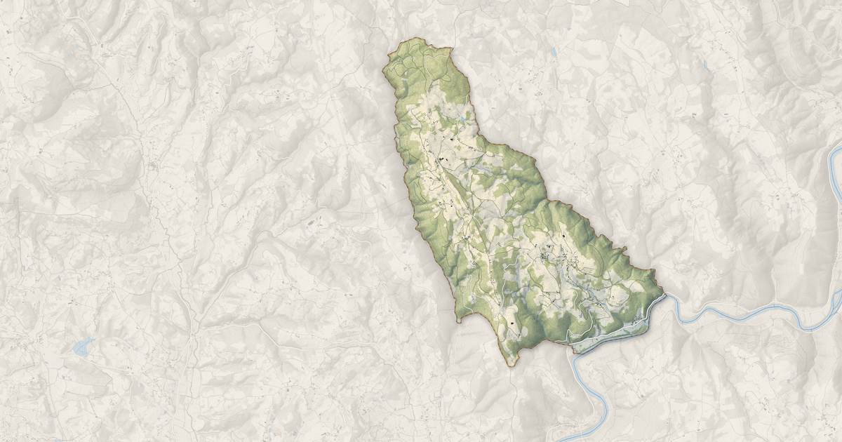 Portrait cartographique de Chenailler-Mascheix : relief, eau, forêts, bâti et voies, calculés à partir des données de l'IGN