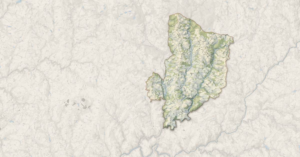 Portrait cartographique de Condat-sur-Ganaveix : relief, eau, forêts, bâti et voies, calculés à partir des données de l'IGN