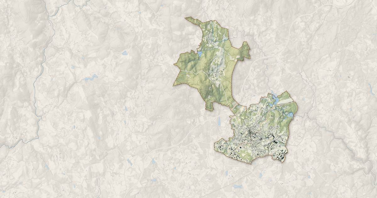 Portrait cartographique de Égletons : relief, eau, forêts, bâti et voies, calculés à partir des données de l'IGN
