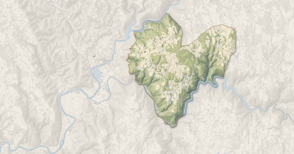 Portrait cartographique de Hautefage : relief, eau, forêts, bâti et voies, calculés à partir des données de l'IGN