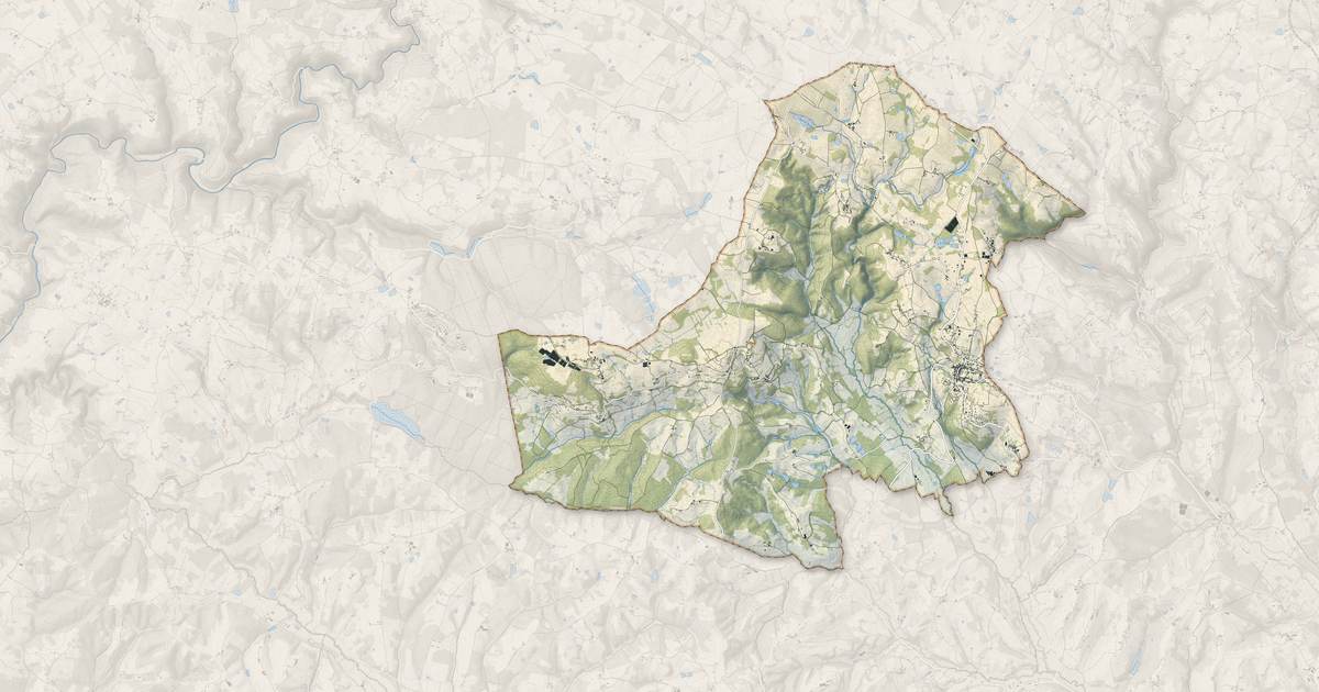 Portrait cartographique de Juillac : relief, eau, forêts, bâti et voies, calculés à partir des données de l'IGN