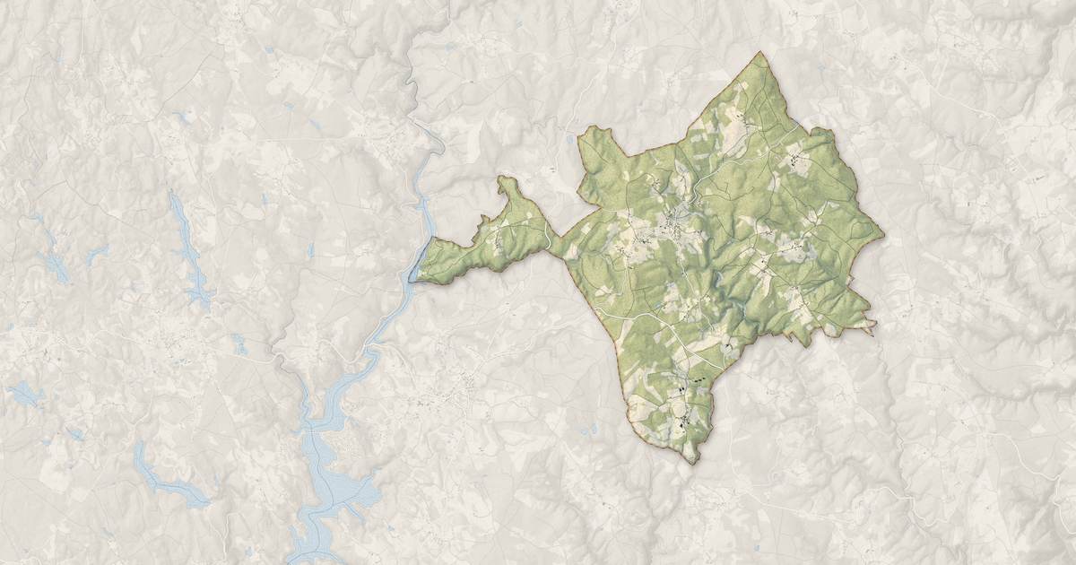 Portrait cartographique de Lafage-sur-Sombre : relief, eau, forêts, bâti et voies, calculés à partir des données de l'IGN