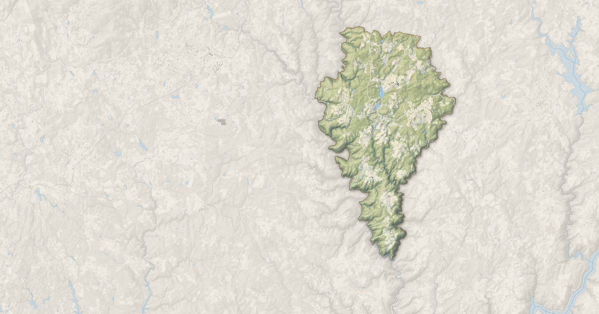 Portrait cartographique de Lamazière-Basse : relief, eau, forêts, bâti et voies, calculés à partir des données de l'IGN