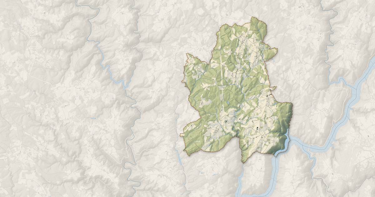Portrait cartographique de Latronche : relief, eau, forêts, bâti et voies, calculés à partir des données de l'IGN
