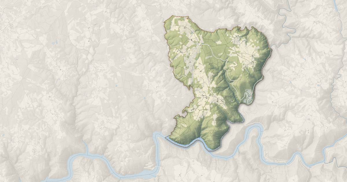 Portrait cartographique de Laval-sur-Luzège : relief, eau, forêts, bâti et voies, calculés à partir des données de l'IGN