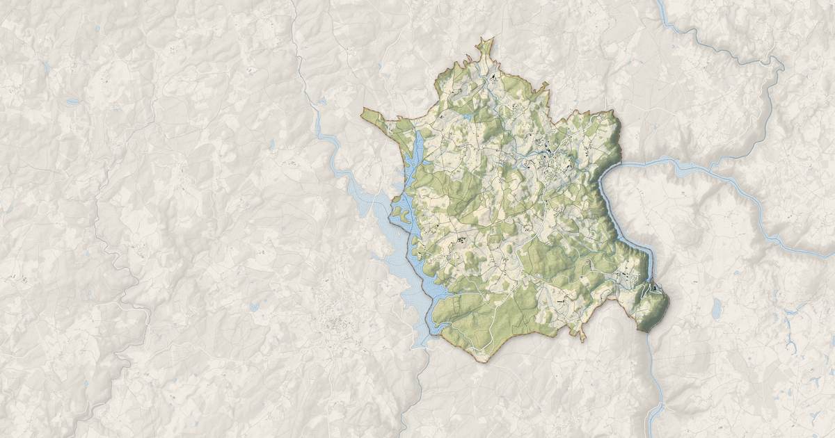Portrait cartographique de Liginiac : relief, eau, forêts, bâti et voies, calculés à partir des données de l'IGN
