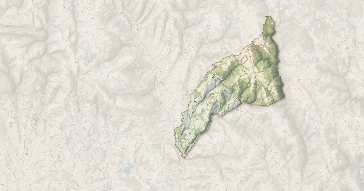 Portrait cartographique de Lostanges : relief, eau, forêts, bâti et voies, calculés à partir des données de l'IGN