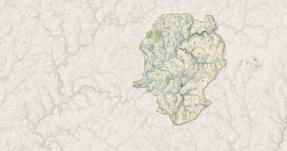 Portrait cartographique de Lubersac : relief, eau, forêts, bâti et voies, calculés à partir des données de l'IGN