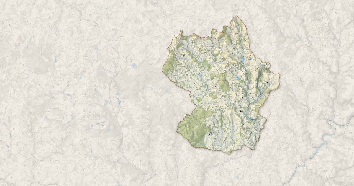 Portrait cartographique de Meilhards : relief, eau, forêts, bâti et voies, calculés à partir des données de l'IGN