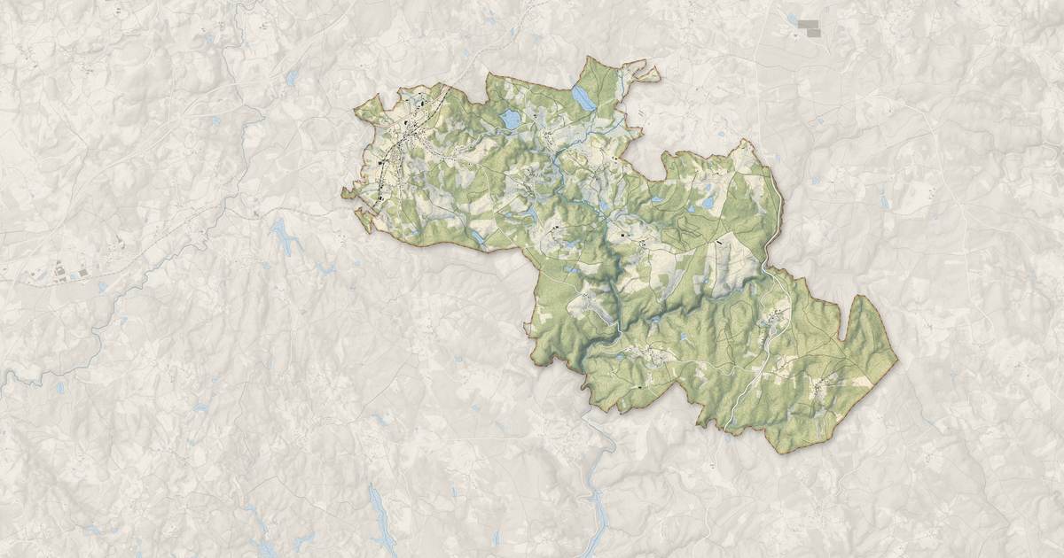 Portrait cartographique de Montaignac-sur-Doustre : relief, eau, forêts, bâti et voies, calculés à partir des données de l'IGN