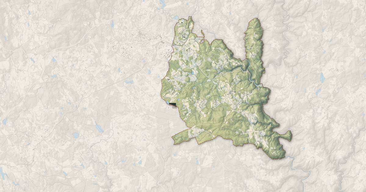 Portrait cartographique de Moustier-Ventadour : relief, eau, forêts, bâti et voies, calculés à partir des données de l'IGN