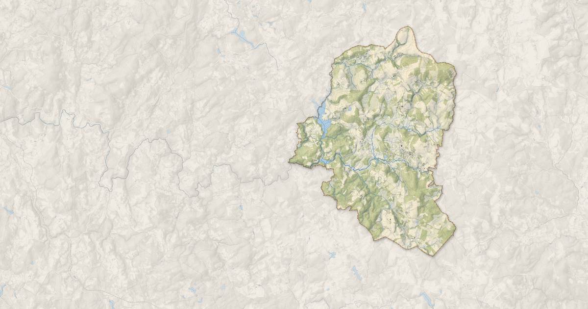 Portrait cartographique de Peyrelevade : relief, eau, forêts, bâti et voies, calculés à partir des données de l'IGN