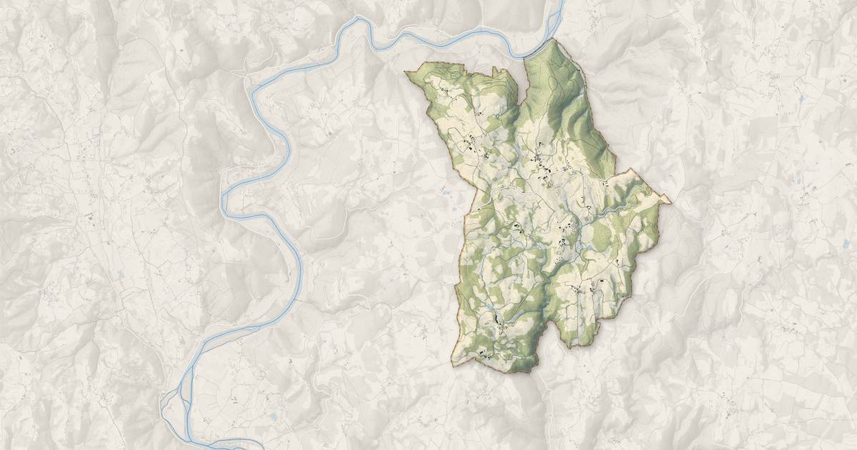 Portrait cartographique de Reygade : relief, eau, forêts, bâti et voies, calculés à partir des données de l'IGN