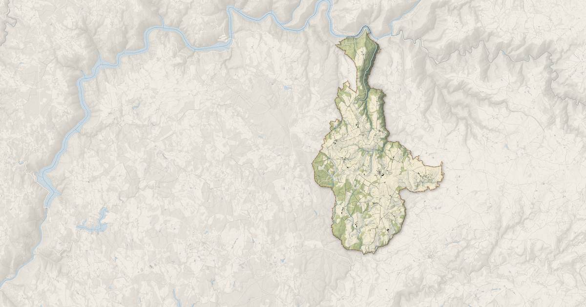 Portrait cartographique de Rilhac-Xaintrie : relief, eau, forêts, bâti et voies, calculés à partir des données de l'IGN