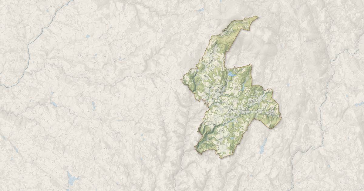Portrait cartographique de Saint-Augustin : relief, eau, forêts, bâti et voies, calculés à partir des données de l'IGN
