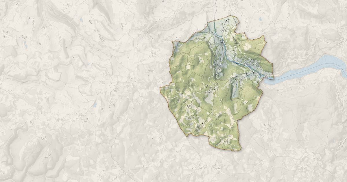 Portrait cartographique de Saint-Cernin-de-Larche : relief, eau, forêts, bâti et voies, calculés à partir des données de l'IGN