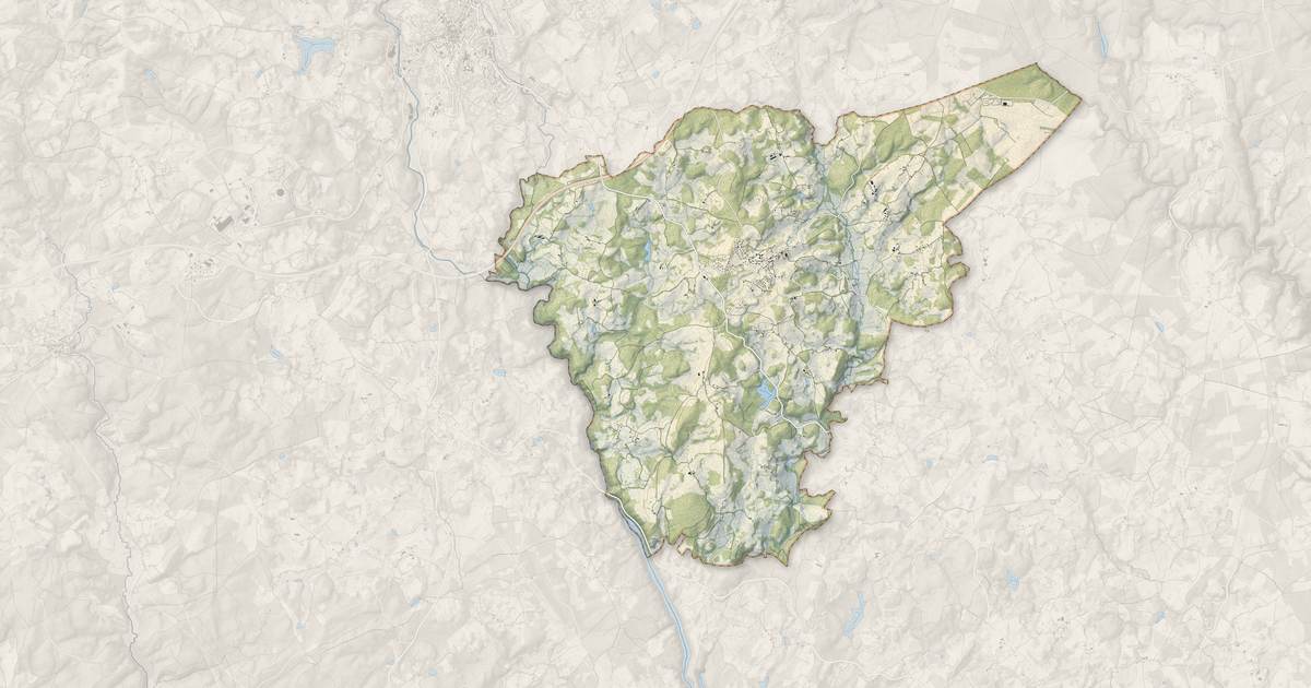 Portrait cartographique de Saint-Exupéry-les-Roches : relief, eau, forêts, bâti et voies, calculés à partir des données de l'IGN