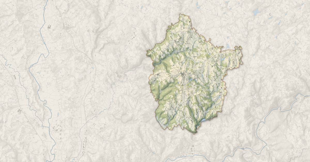 Portrait cartographique de Sainte-Féréole : relief, eau, forêts, bâti et voies, calculés à partir des données de l'IGN
