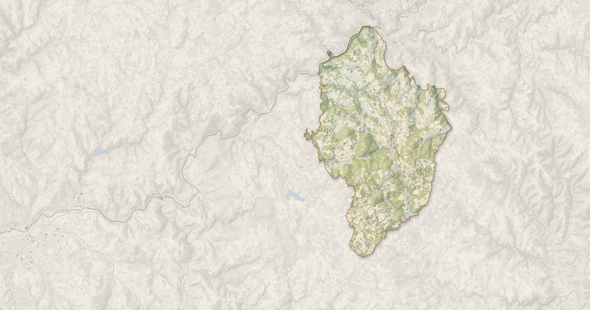 Portrait cartographique de Sainte-Fortunade : relief, eau, forêts, bâti et voies, calculés à partir des données de l'IGN
