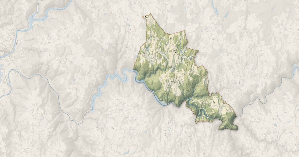 Portrait cartographique de Saint-Geniez-ô-Merle : relief, eau, forêts, bâti et voies, calculés à partir des données de l'IGN