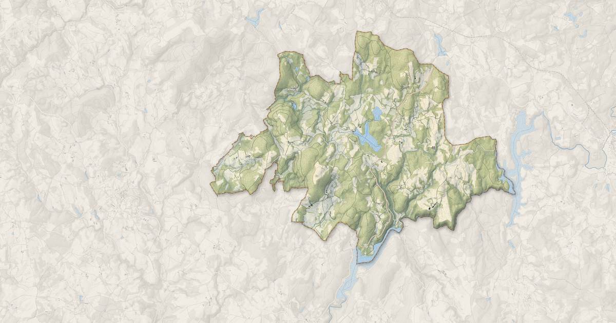 Portrait cartographique de Saint-Hilaire-les-Courbes : relief, eau, forêts, bâti et voies, calculés à partir des données de l'IGN