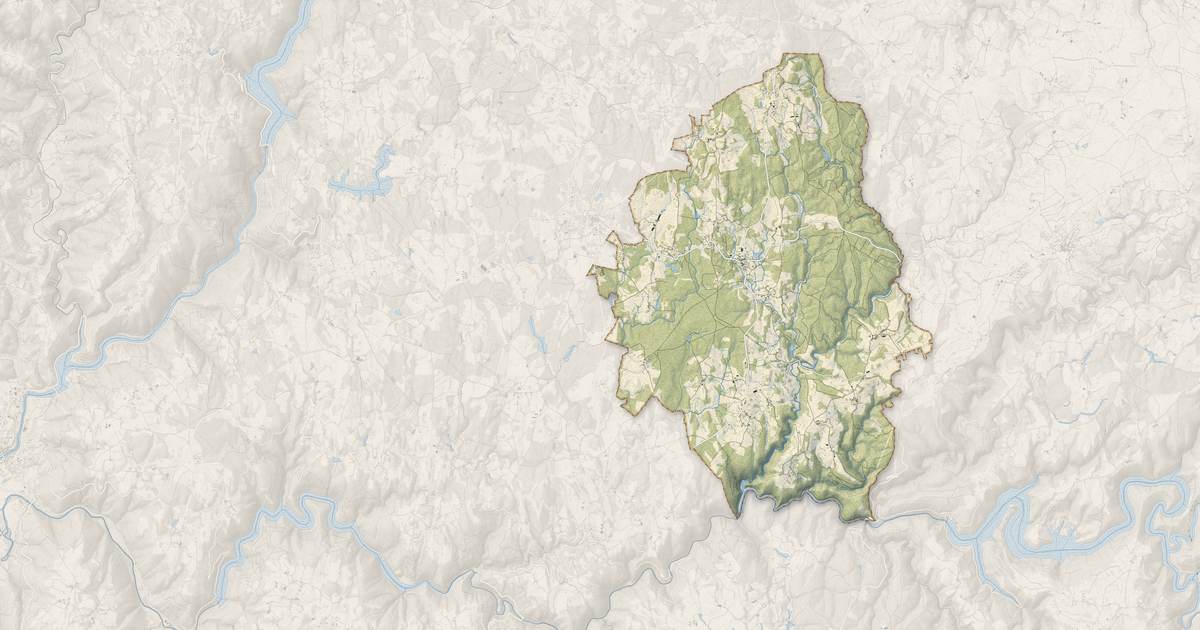 Portrait cartographique de Saint-Julien-aux-Bois : relief, eau, forêts, bâti et voies, calculés à partir des données de l'IGN