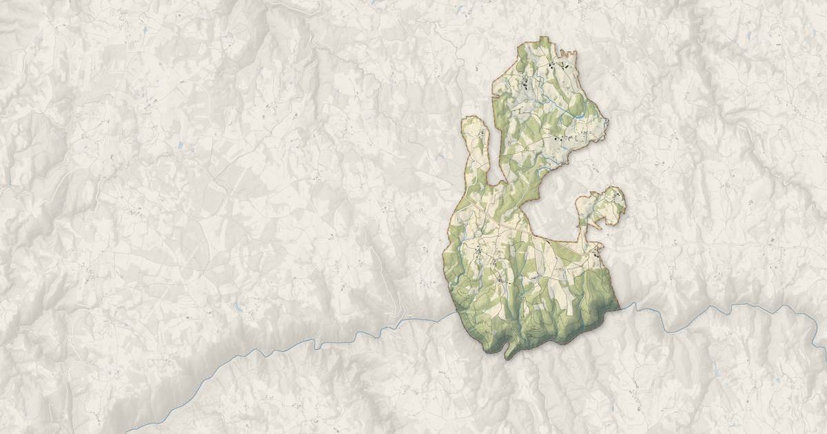 Portrait cartographique de Saint-Julien-le-Pèlerin : relief, eau, forêts, bâti et voies, calculés à partir des données de l'IGN