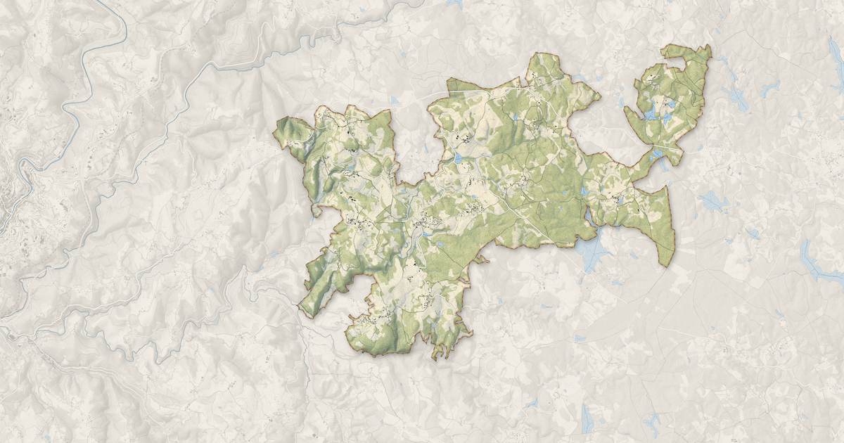 Portrait cartographique de Saint-Martial-de-Gimel : relief, eau, forêts, bâti et voies, calculés à partir des données de l'IGN