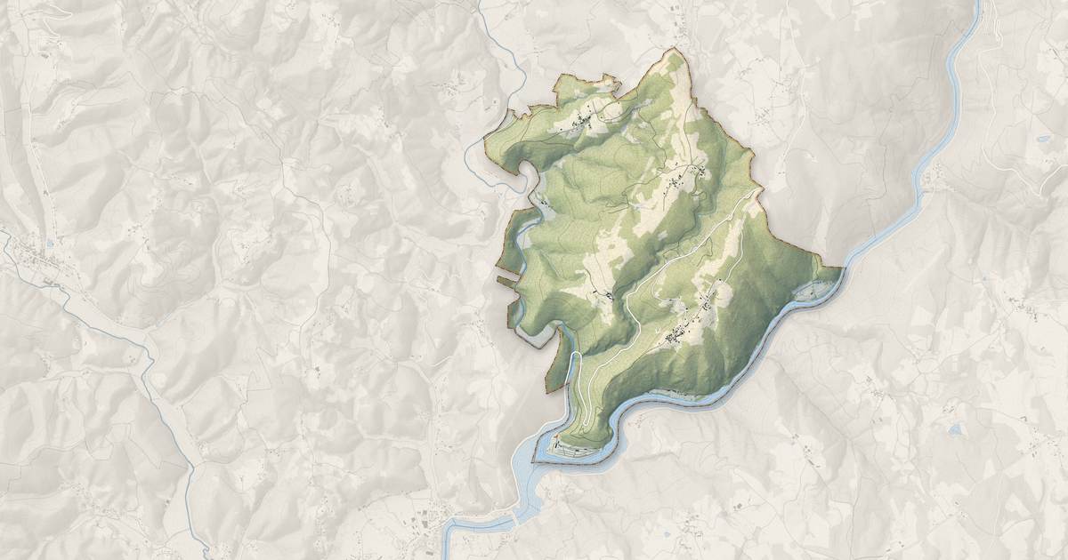 Portrait cartographique de Saint-Martial-Entraygues : relief, eau, forêts, bâti et voies, calculés à partir des données de l'IGN