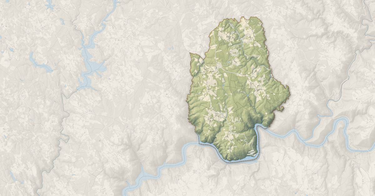 Portrait cartographique de Saint-Merd-de-Lapleau : relief, eau, forêts, bâti et voies, calculés à partir des données de l'IGN
