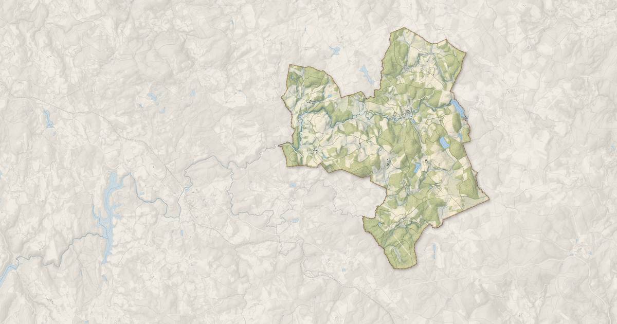 Portrait cartographique de Saint-Merd-les-Oussines : relief, eau, forêts, bâti et voies, calculés à partir des données de l'IGN