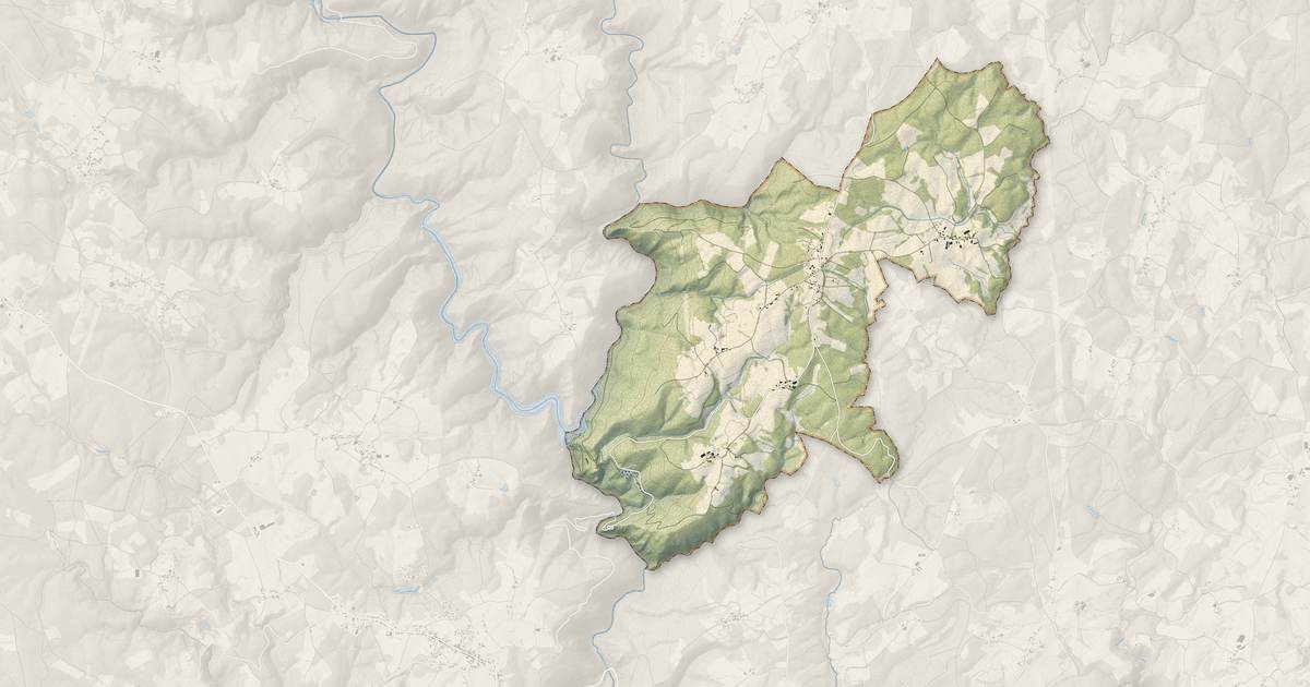 Portrait cartographique de Saint-Pantaléon-de-Lapleau : relief, eau, forêts, bâti et voies, calculés à partir des données de l'IGN