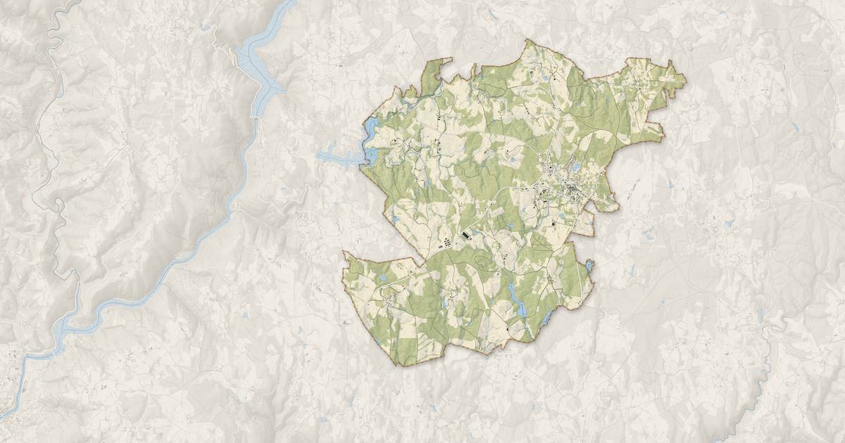 Portrait cartographique de Saint-Privat : relief, eau, forêts, bâti et voies, calculés à partir des données de l'IGN