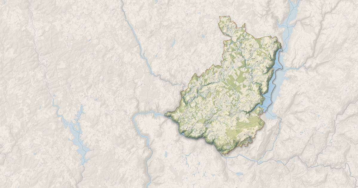 Portrait cartographique de Sarroux - Saint Julien : relief, eau, forêts, bâti et voies, calculés à partir des données de l'IGN